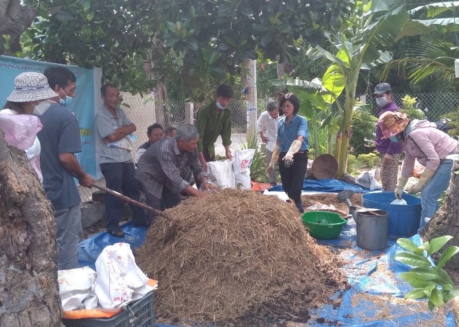 Làm vườn bằng phân hữu cơ tự ủ, giảm chi phí, dễ tiêu thụ